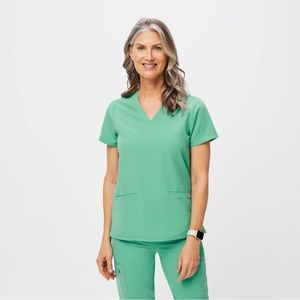Figs Casma 3 Pocket Surgical Green Scrub Top - Surgical Green M *new with tags*